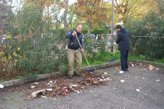 E A TORREVECCHIA L'ASSOCIAZIONE NOI X ROMA RIPULISCE UN PARCHEGGIO E UN'AREA VERDE! LA LOTTA AL DEGRADO NON SI FERMA