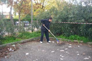 E A TORREVECCHIA L'ASSOCIAZIONE NOI X ROMA RIPULISCE UN PARCHEGGIO E UN'AREA VERDE! LA LOTTA AL DEGRADO NON SI FERMA