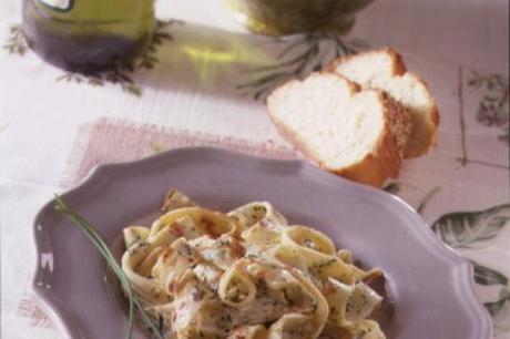 http://ricette.donnamoderna.com/var/ezflow_site/storage/images/media/images/ricette-importate/primo/crepes/tagliatelle-di-crepes-con-crema-di-formaggio-ed-erbe/piatto-pronto-pane/58357541-1-ita-IT/Piatto-pronto-pane_dettaglio_ricette_slider_grande3.jpg