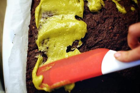 Stendere la glassa sul brownie Brownies cioccolato e avocado