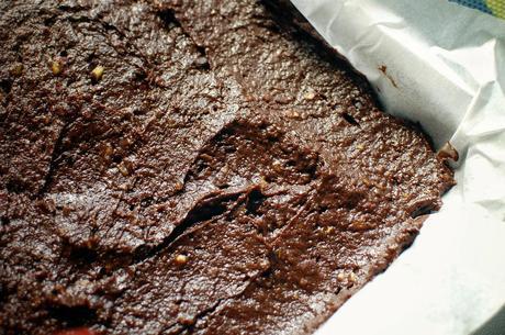 Stendere l'impasto nella teglia Brownies cioccolato e avocado