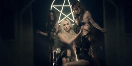 Ke$ha – Die Young: Il simbolismo illuminato e la sottile ridicolizzazione delle masse indottrinate