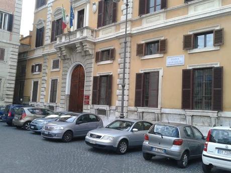 Piazza Borghese è in queste condizioni da incubo tutti i giorni. Perché hanno speso milioni di soldi nostri per restaurarla, allora?