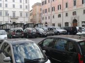 Piazza Borghese queste condizioni incubo tutti giorni. Perché hanno speso milioni soldi nostri restaurarla, allora?