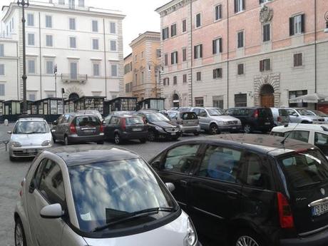 Piazza Borghese è in queste condizioni da incubo tutti i giorni. Perché hanno speso milioni di soldi nostri per restaurarla, allora?