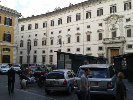 Piazza Borghese è in queste condizioni da incubo tutti i giorni. Perché hanno speso milioni di soldi nostri per restaurarla, allora?