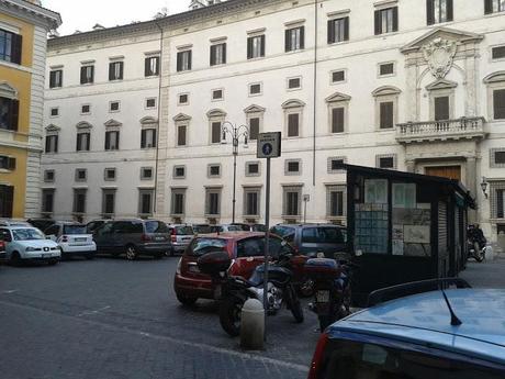 Piazza Borghese è in queste condizioni da incubo tutti i giorni. Perché hanno speso milioni di soldi nostri per restaurarla, allora?