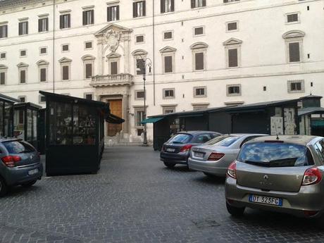 Piazza Borghese è in queste condizioni da incubo tutti i giorni. Perché hanno speso milioni di soldi nostri per restaurarla, allora?