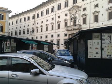 Piazza Borghese è in queste condizioni da incubo tutti i giorni. Perché hanno speso milioni di soldi nostri per restaurarla, allora?