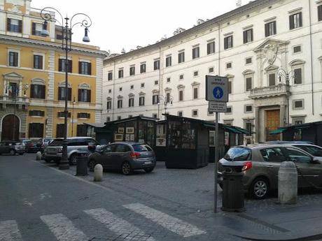 Piazza Borghese è in queste condizioni da incubo tutti i giorni. Perché hanno speso milioni di soldi nostri per restaurarla, allora?