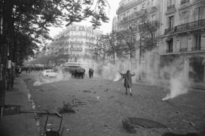 Da oltre mezzo secolo la Polizia di Stato manganella i manifestanti. Tutti, dico tutti, i ministri degli interni che si sono succeduti hanno sempre giustificato e protetto una Polizia, di fatto, fascista. I famigerati celerini come gli squadristi del d...