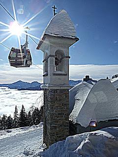 Il campanile, la neve e la Val Vigezzo