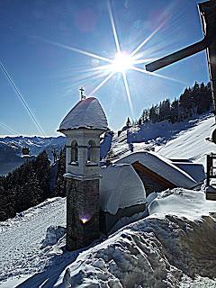 Il campanile, la neve e la Val Vigezzo