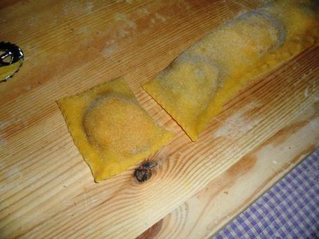 coprite-con-l-altro-lembo-di-pasta-e-tagliate-formando-i-ravioli