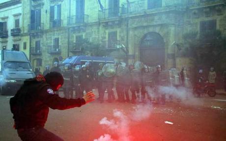 Palermo: manifestazione studentesca ad alta tensione. Cariche, agenti e studenti feriti
