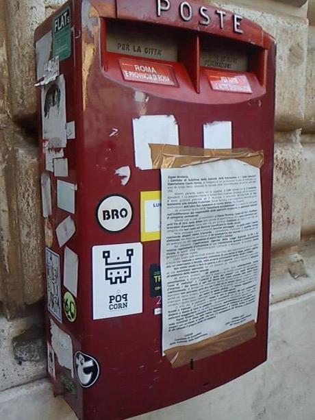 Pantheon. Agonia di una cassetta postale. E poi noi siamo dalla parte dei tavolini all'aperto, salvo quando i titolari degli stessi non iniziano a fare ste schifezze