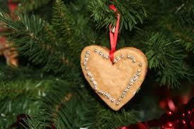 Abbellire l’albero di Natale con i biscotti fatti dai bambini