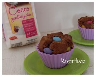 Muffin multicolor con yogurt e cocco al cacao