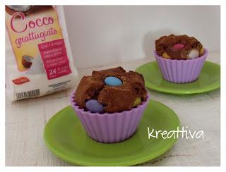 Muffin multicolor con yogurt e cocco al cacao