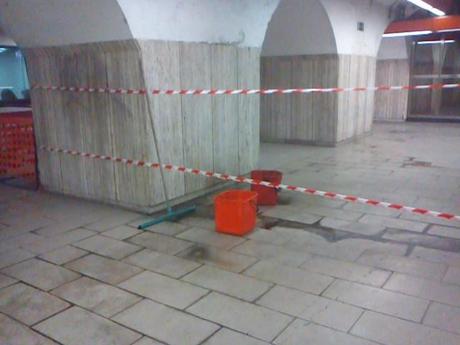 La stazione della metropolitana di Furio Camillo quando piove. Perché a Roma chi usa i mezzi pubblici va umiliato