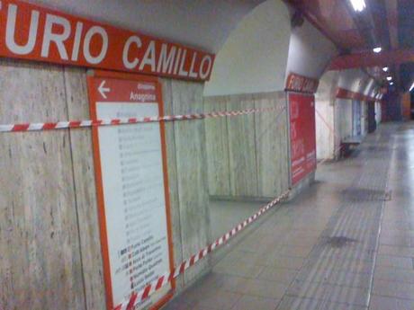 La stazione della metropolitana di Furio Camillo quando piove. Perché a Roma chi usa i mezzi pubblici va umiliato