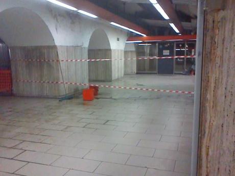 La stazione della metropolitana di Furio Camillo quando piove. Perché a Roma chi usa i mezzi pubblici va umiliato