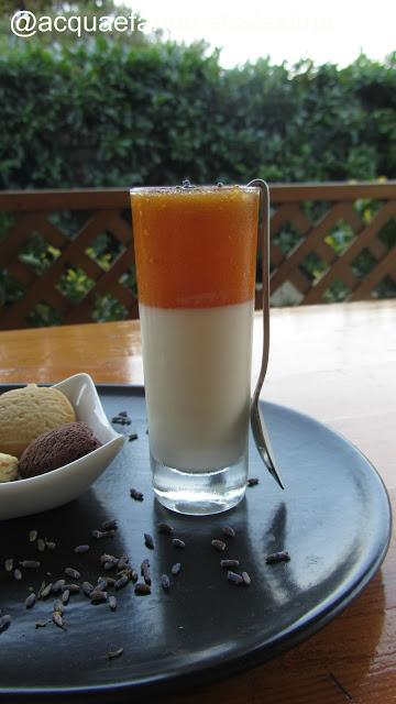 panna cotta con coulis di cachi e fiori di lavanda