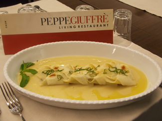 Dal Living Restaurant della Rinascente: fazzoletti di pasta alle verdure su macco di fave - di Manuela Zanni
