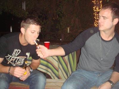 Jensen Ackles ha il vizietto della sigaretta?