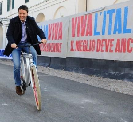 Matteo Renzi arriva alla Leopolda 2012 in bicicletta