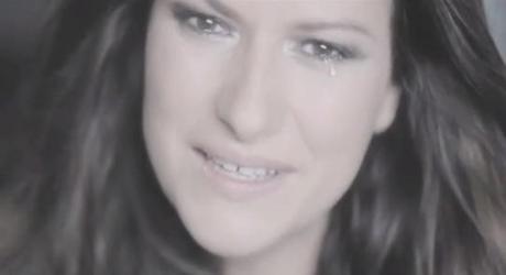 Laura Pausini piange per la figlia: Celeste – il video