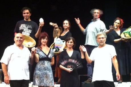 una immagine di Il mercato di Malmantile Il cast durante le prove dello spettacolo andato in scena al Piccolo Teatro di Catania 620x413 su Il Mercato di Malmantile: lAttualità del Teatro di Goldoni