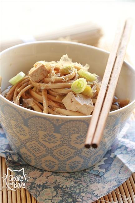 Soba in brodo con tofu e cipollotto