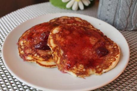 Pancake alla vaniglia con marmellata di amarene