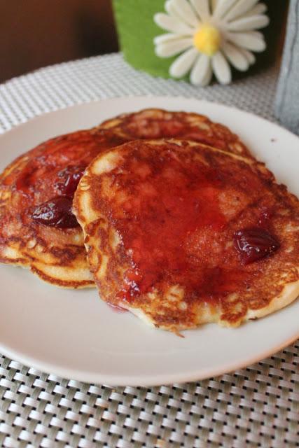 Pancake alla vaniglia con marmellata di amarene