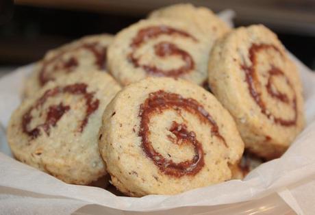 Biscottini al farro e nocciole con crema di nocciole