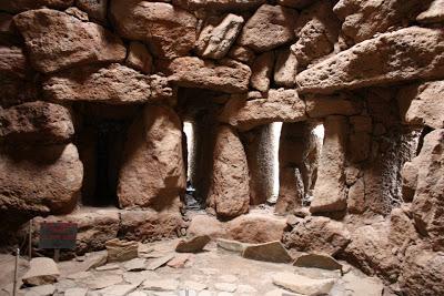 Viaggio nella Storia: Il Nuraghe Arrubiu. Video e immagini.