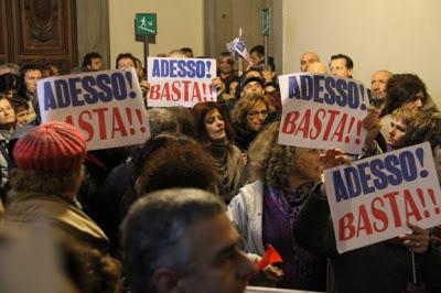Gli operai dell’Alcoa contestano Bersani, i dipendenti comunali, Renzi. La scuola scende in piazza. Ma questo Pd, con chi sta?
