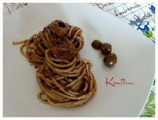 Spaghettoni con patè d'oliva e alici piccanti