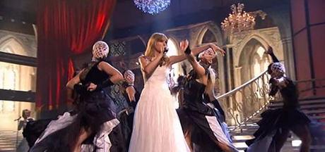 La performance di Taylor Swift agli Ama 2012: Un tipico rituale di iniziazione