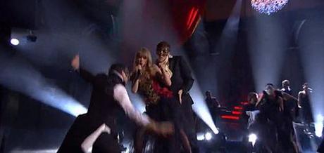 La performance di Taylor Swift agli Ama 2012: Un tipico rituale di iniziazione