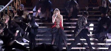La performance di Taylor Swift agli Ama 2012: Un tipico rituale di iniziazione