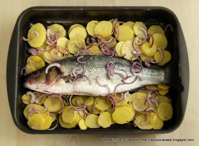 Branzino Spigola al forno con patate, cipolle di Tropea erbette  - Una ricetta semplice per cucinare un ottimo pesce al forno