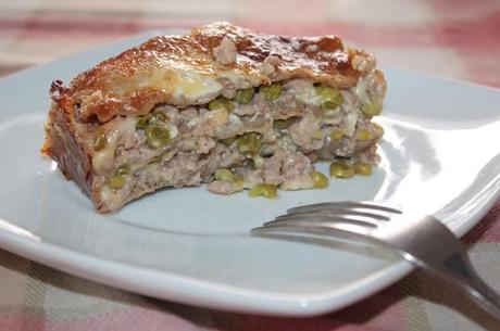 Lasagna di grano saraceno con carne, piselli e besciamella all’olio extravergine d’oliva