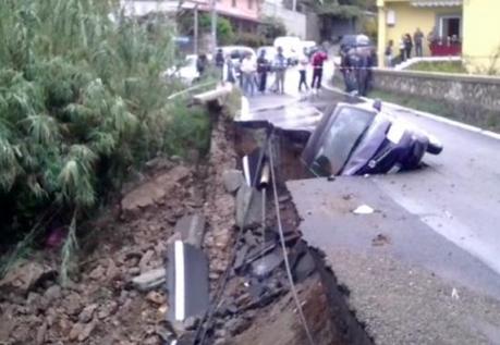 Cosenza: tra Cetraro e la Contrada Ceramile, frana la strada. Due feriti, uno grave