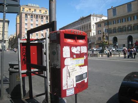 Fenomenologia tutta romana della cassetta delle lettere che si trasforma in bacheca del degrado