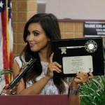 Kim e Kourtney Kardashian ricevono le “chiavi” di Miami: foto cerimonia