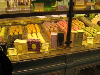 La celebre boutique di macarons parigina Ladurèe apre nel cuore di Roma