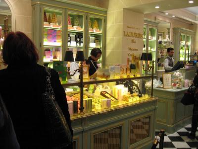 La celebre boutique di macarons parigina Ladurèe apre nel cuore di Roma