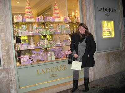 La celebre boutique di macarons parigina Ladurèe apre nel cuore di Roma